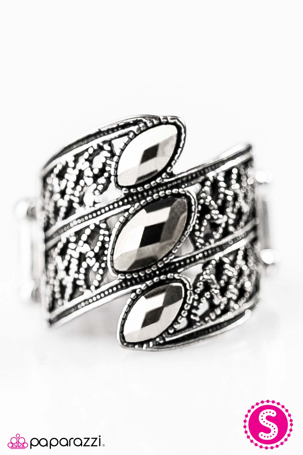 Paparazzi ♥ Wrapped In Elegance - Silver ♥  Ring