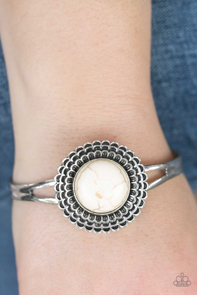 Paparazzi ♥ Live In Full Bloom - White ♥ Bracelet