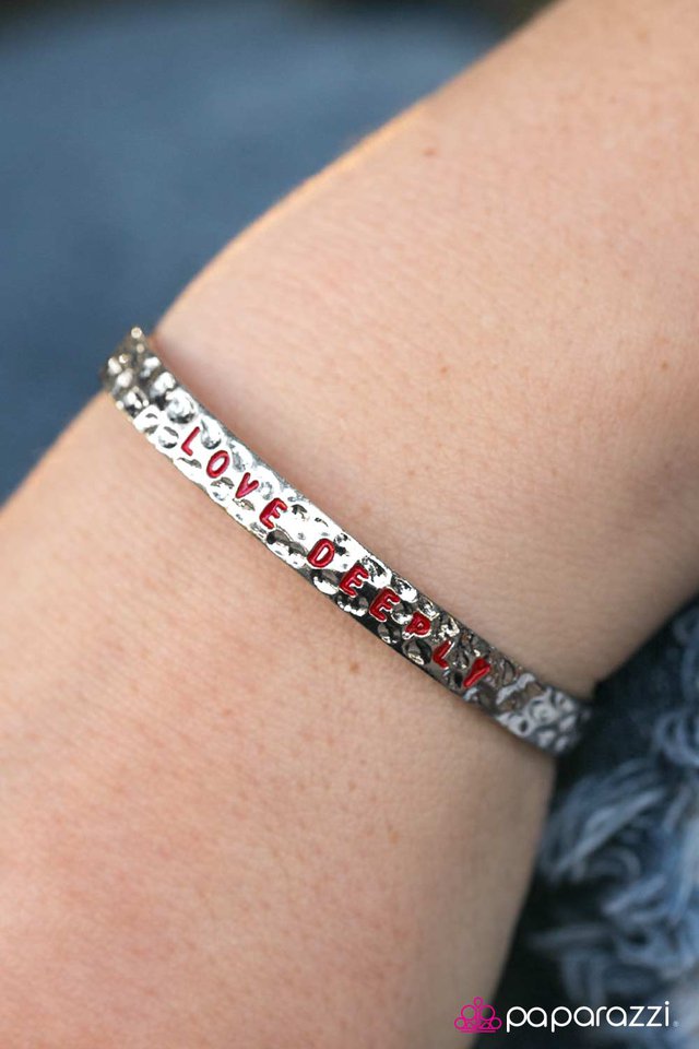 love-deeply-red-p9da-rdxx-030xx