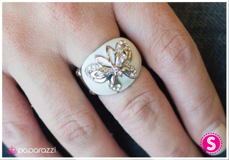 flirtatiously-fluttering-white-p4wh-wtsv-001xx