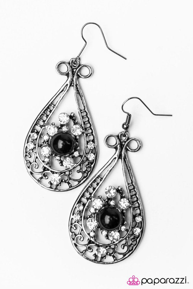 Paparazzi ♥ Oh, Pretty Woman - Black ♥ Earrings