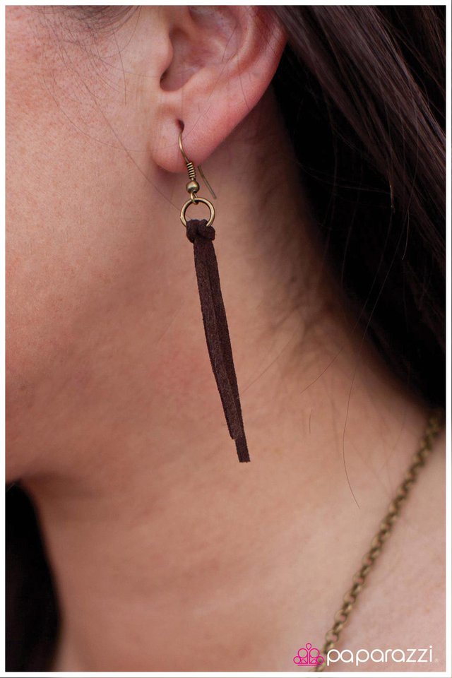 Paparazzi ♥ Persuede Me - Brass ♥ Necklace