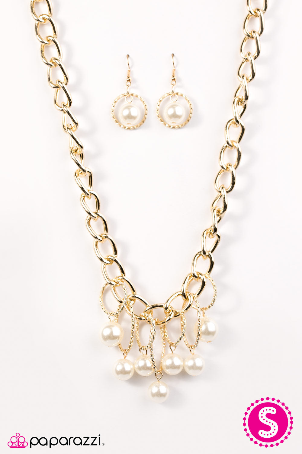 Paparazzi ♥ Classic Girl - Gold ♥  Necklace
