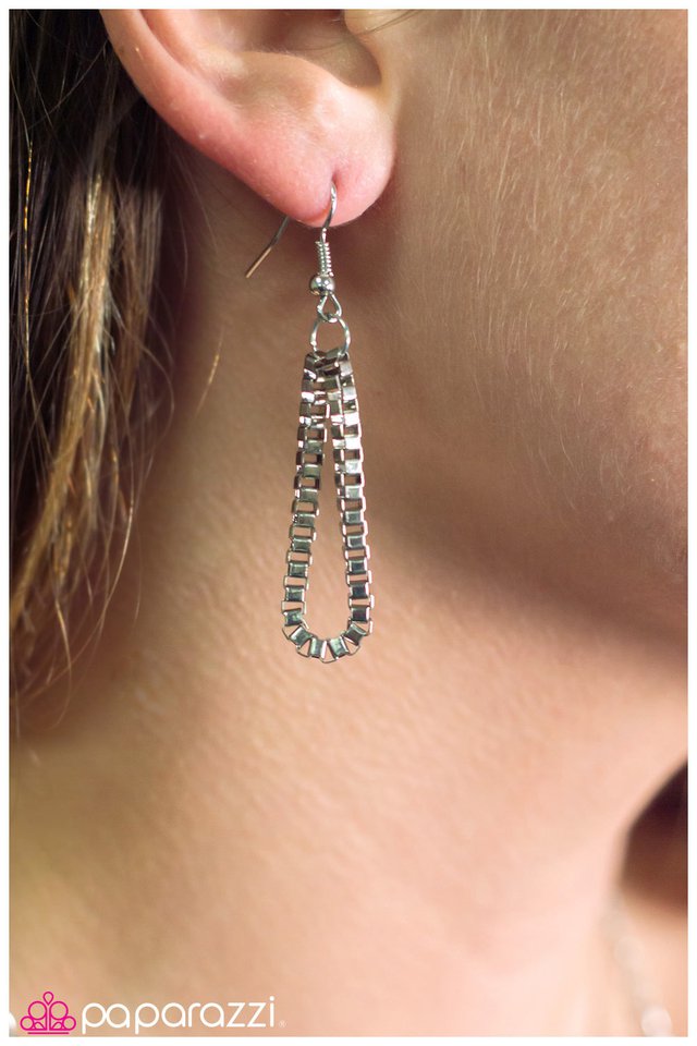 Paparazzi ♥ Keep It Under Wraps - Silver ♥ Necklace