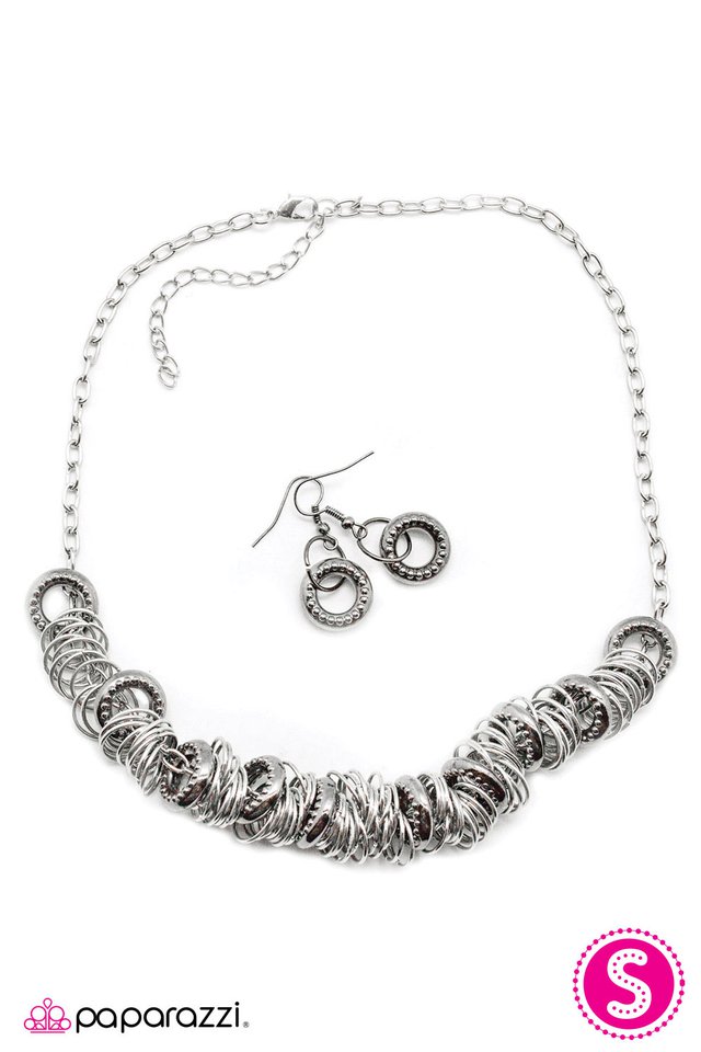 Paparazzi ♥ Through the Ringer - Silver ♥ Necklace