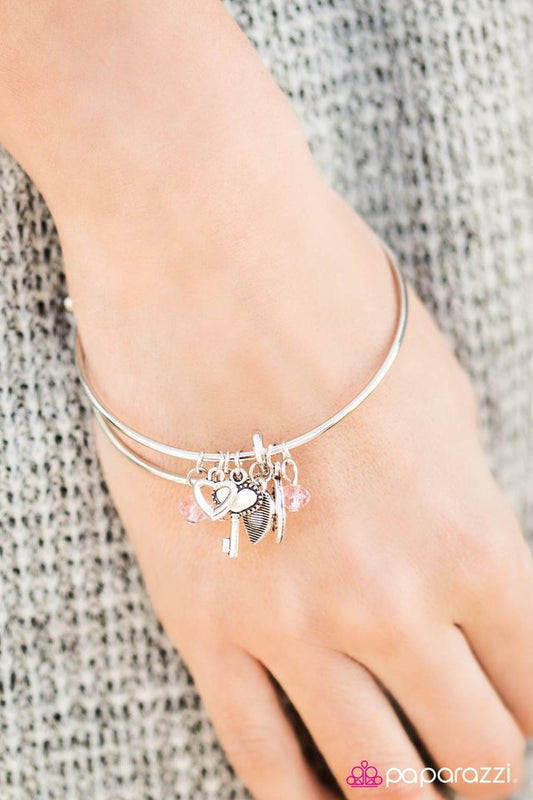 love-makes-the-world-go-round-pink-p9aa-pkxx-035xx