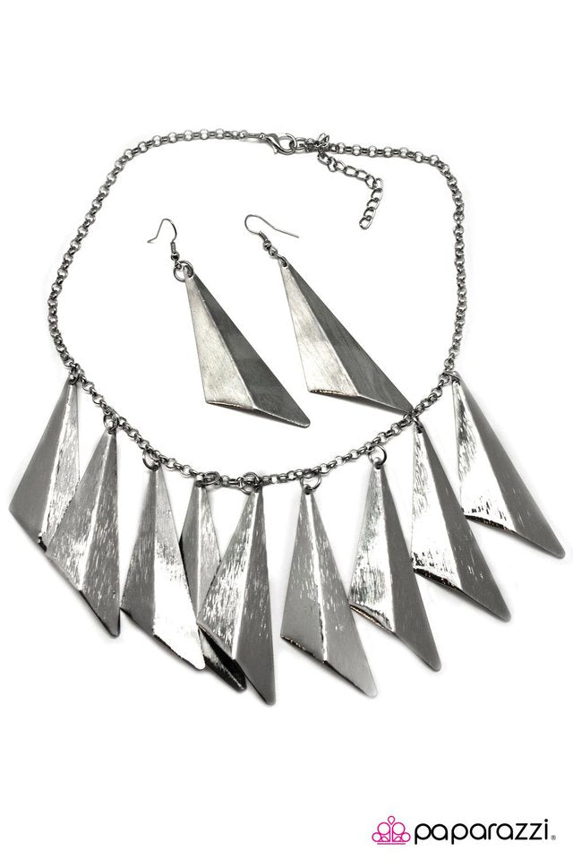 Paparazzi ♥ Bend the Rules - Black ♥ Necklace