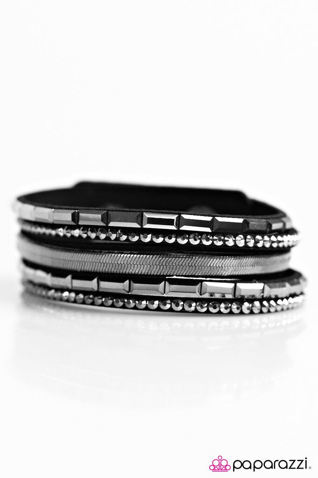 Paparazzi ♥ Hit The Lights - Black ♥ Bracelet