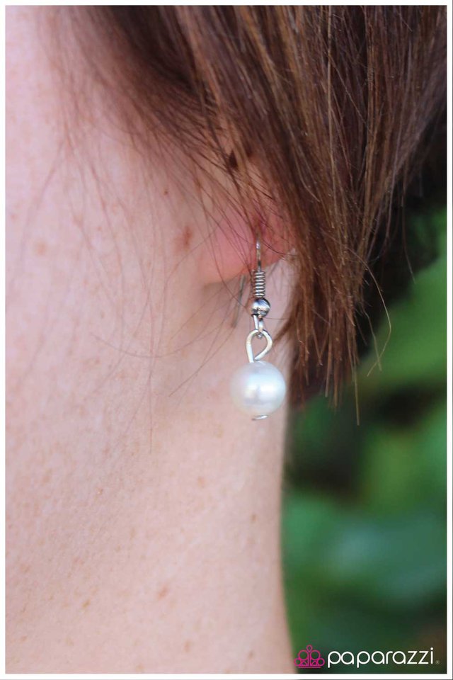 Paparazzi ♥ Good Things Come in Small Packages - White ♥ Necklace