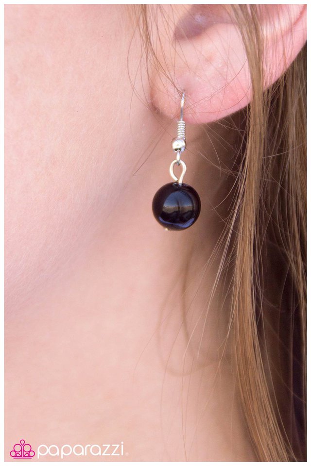 Paparazzi ♥ On the Night Shift - Black ♥ Necklace