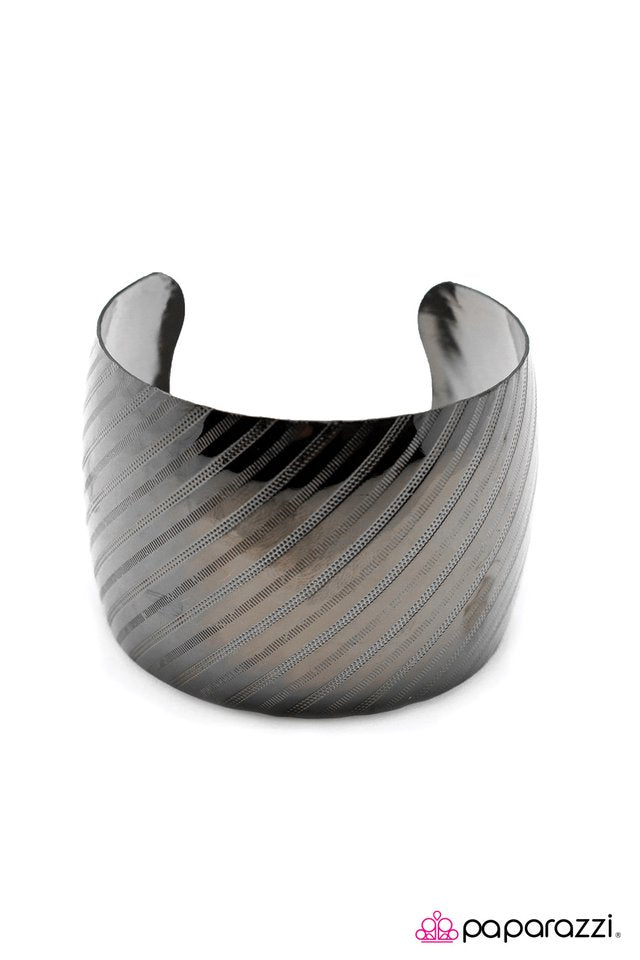 Paparazzi ♥ STRIPE Up a Conversation - Black ♥ Bracelet