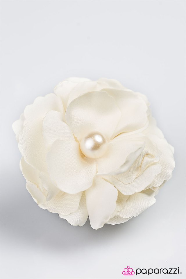 Paparazzi ♥ An Ivory Tower - White ♥ Hair Clip