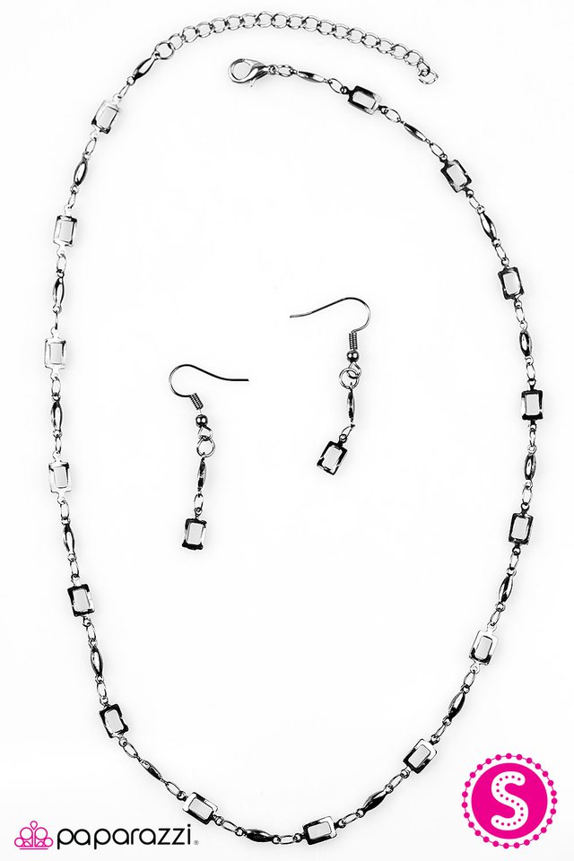 Paparazzi ♥ SQUARE She Goes Again - Black ♥ Necklace