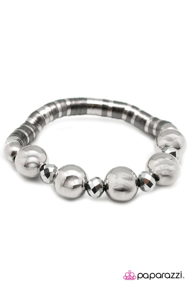 Paparazzi ♥ Showstopper - Silver ♥ Bracelet