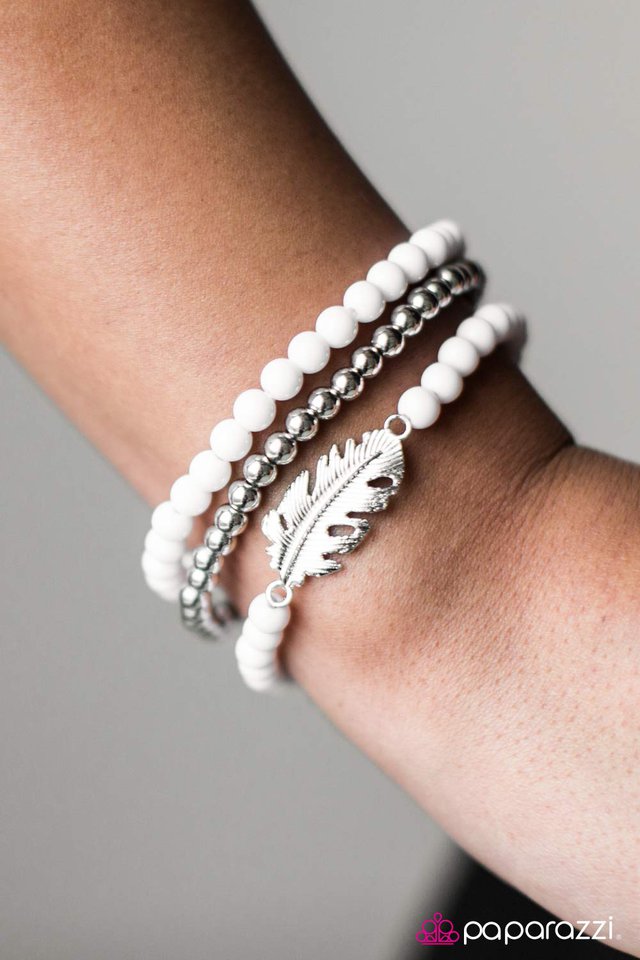 round-the-flock-white-p9se-wtxx-073xx