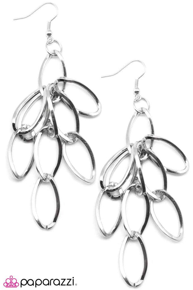 Paparazzi ♥ Picture Perfect - Silver ♥ Earrings