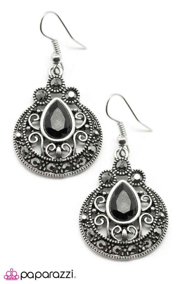 Paparazzi ♥ Stars In Their Eyes - Black ♥ Earrings