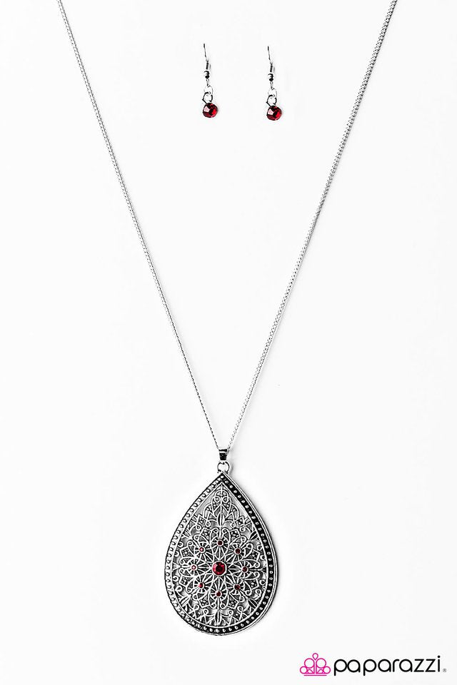 Paparazzi ♥ QUEEN Me - Red ♥ Necklace