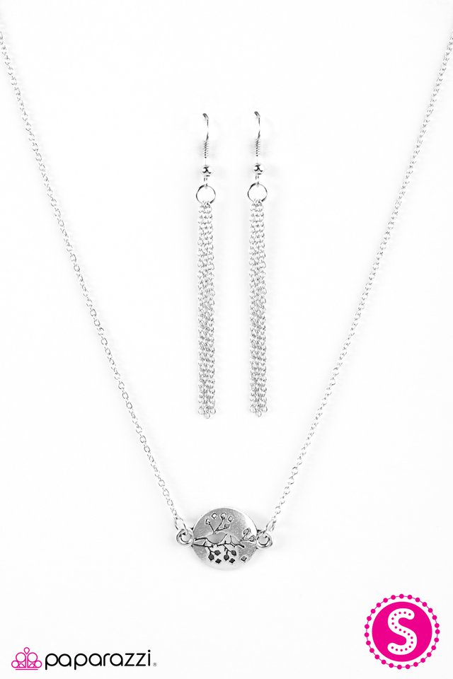 Paparazzi ♥ Singing In A Sycamore Tree - Silver ♥ Necklace