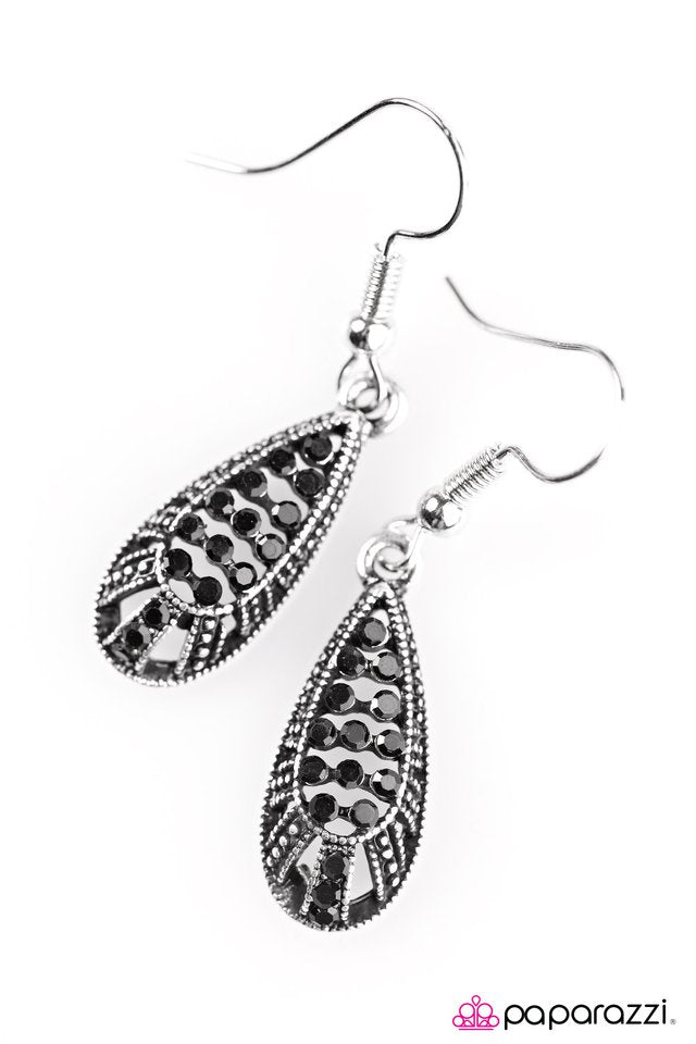 Paparazzi ♥ Dropping Perfection - Black ♥ Earrings