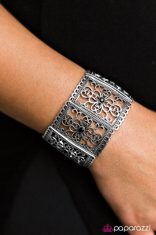 a-victorian-frame-of-mind-black-p9re-bkxx-082xx