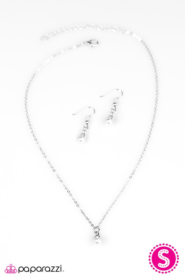 Paparazzi ♥ The World Is Your Oyster - White ♥ Necklace