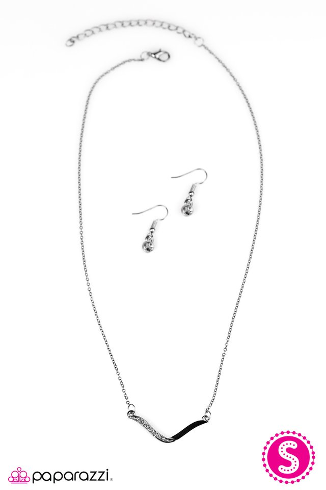 Paparazzi ♥ Find Your Wings - Black ♥ Necklace