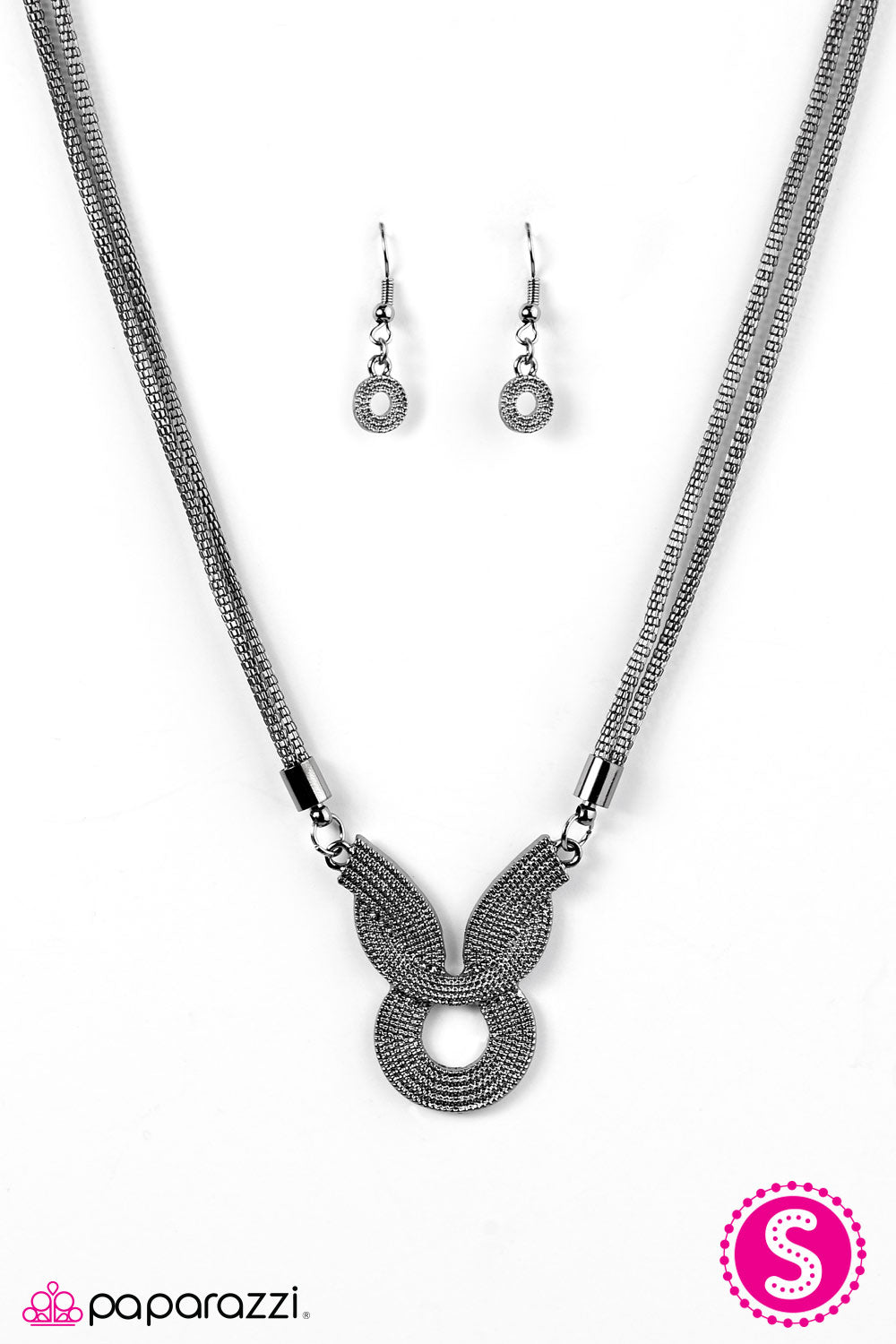 Paparazzi ♥ Classy Cleopatra - Black ♥  Necklace