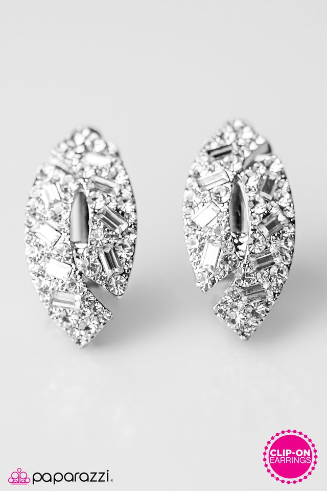 Paparazzi ♥ Queen Of The Hill - White ♥ Clip-On