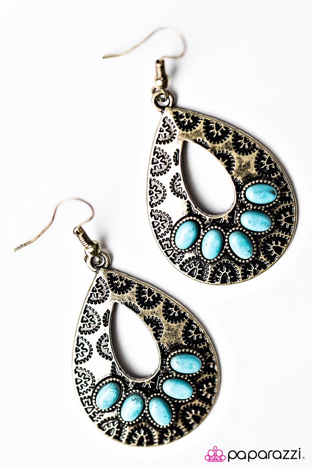 Paparazzi ♥ Canyon Carnivore - Brass ♥ Earrings