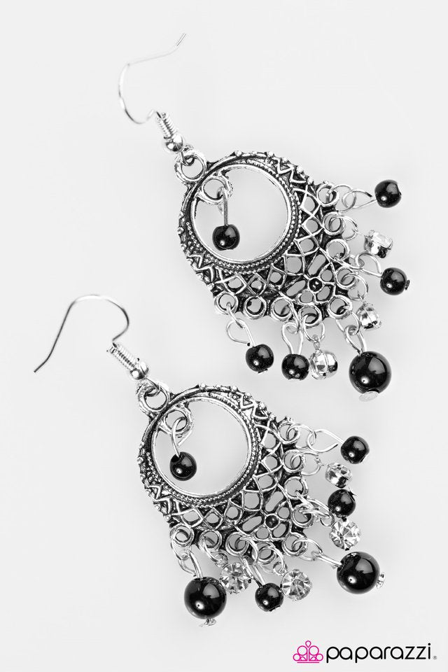 Paparazzi ♥ Paris After Midnight - Black ♥ Earrings