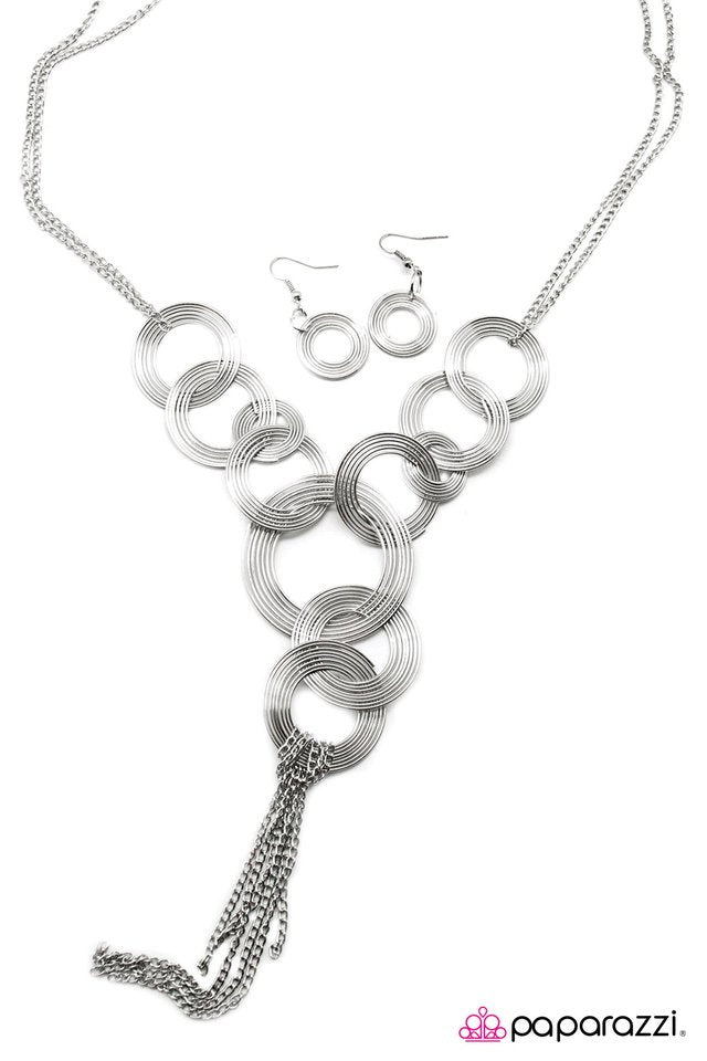 Paparazzi ♥ Going Platinum - Silver ♥ Necklace