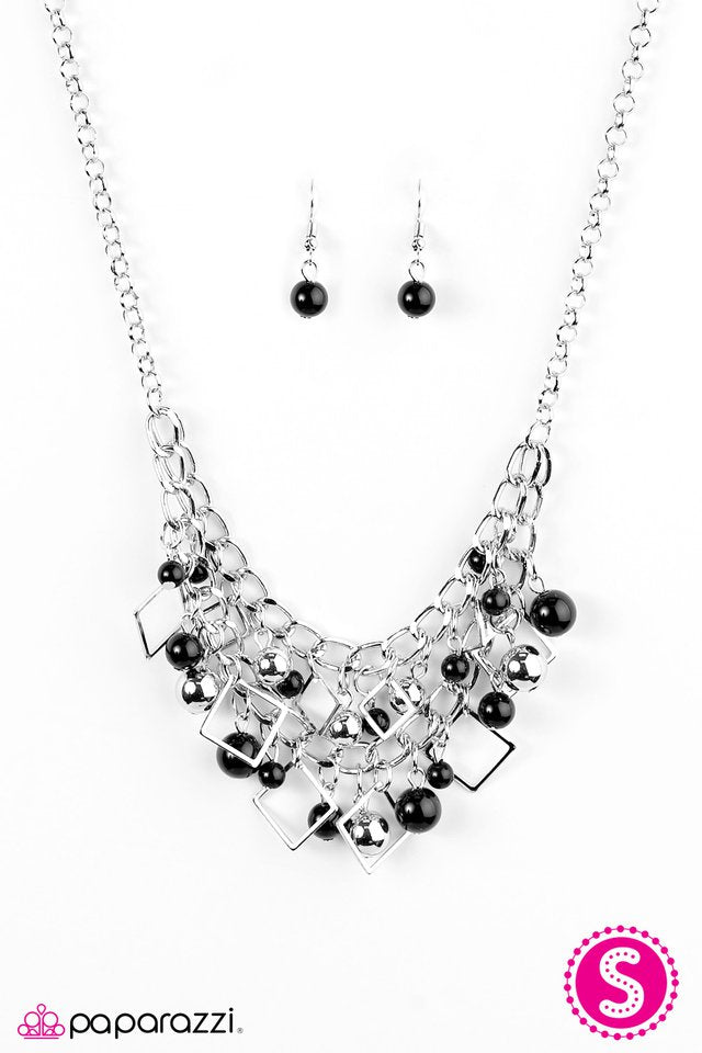 Paparazzi ♥ Finally FRAME-ous - Black ♥ Necklace