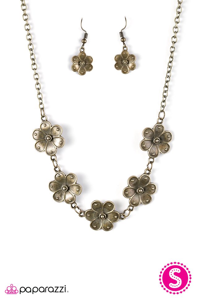 Paparazzi ♥ The Earth Laughs In Flowers - Brass ♥ Necklace