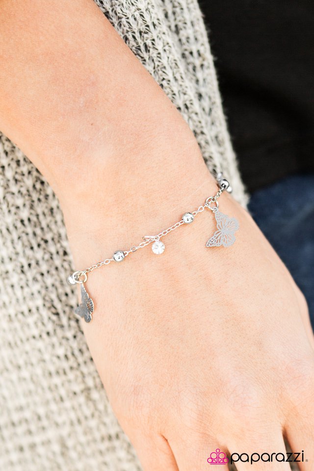 flutter-fashion-white-p9wh-wtxx-117xx