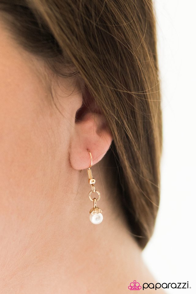 Paparazzi ♥ The World Is Your Oyster - Gold ♥ Necklace