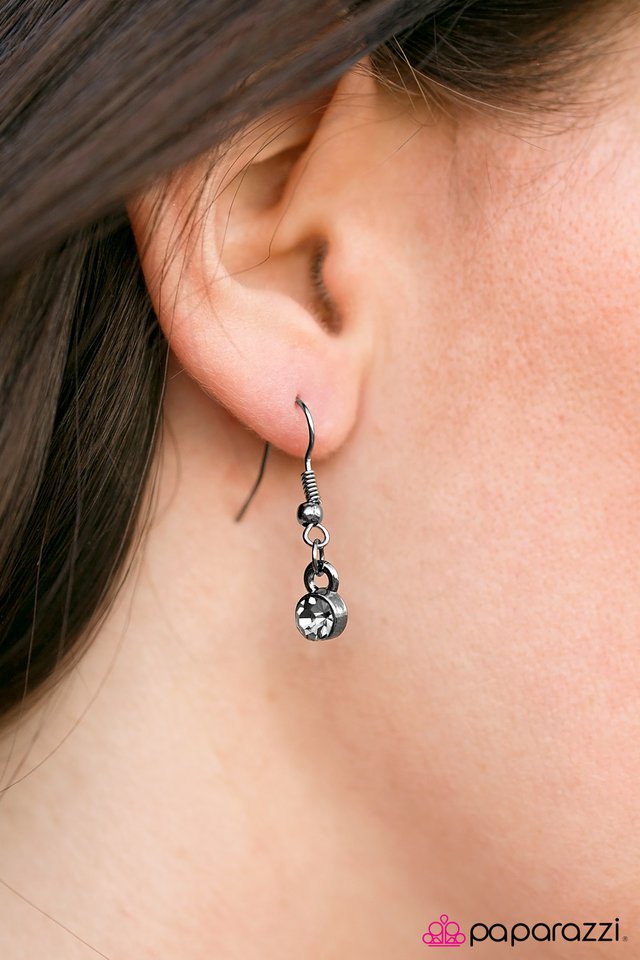 Paparazzi ♥ QUEEN Me - Black ♥ Necklace