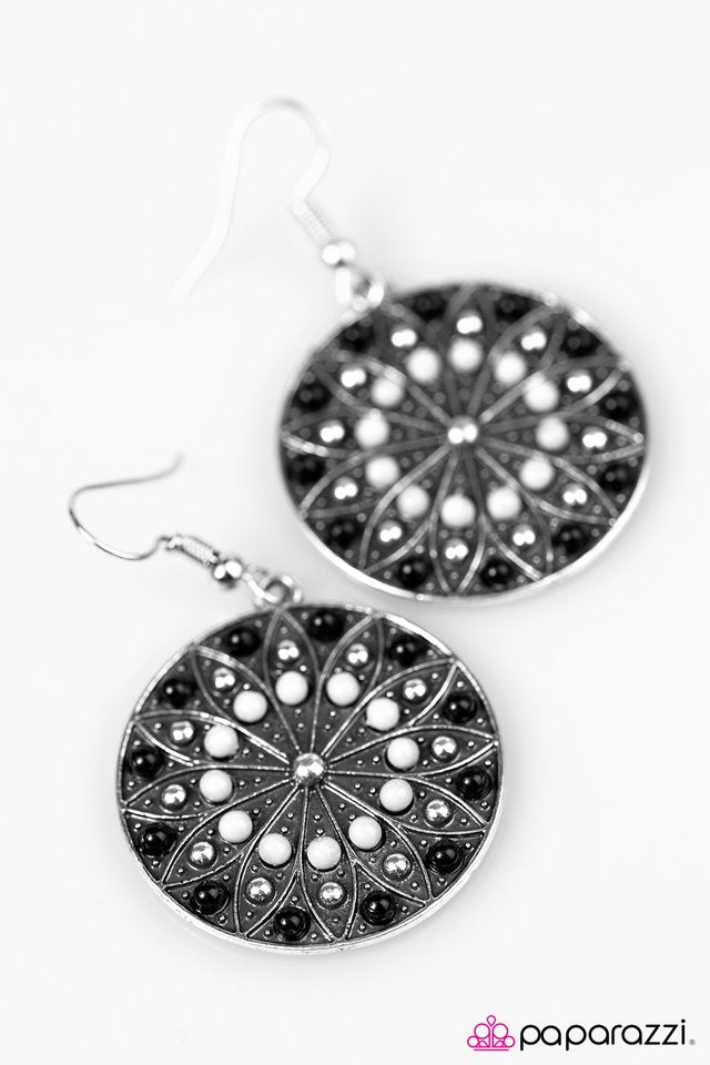 Paparazzi ♥ Grow Free, Wild Flower - Black ♥ Earrings