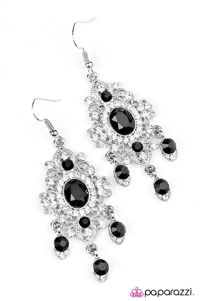 Paparazzi ♥ Must Be Royal - Black ♥ Earrings