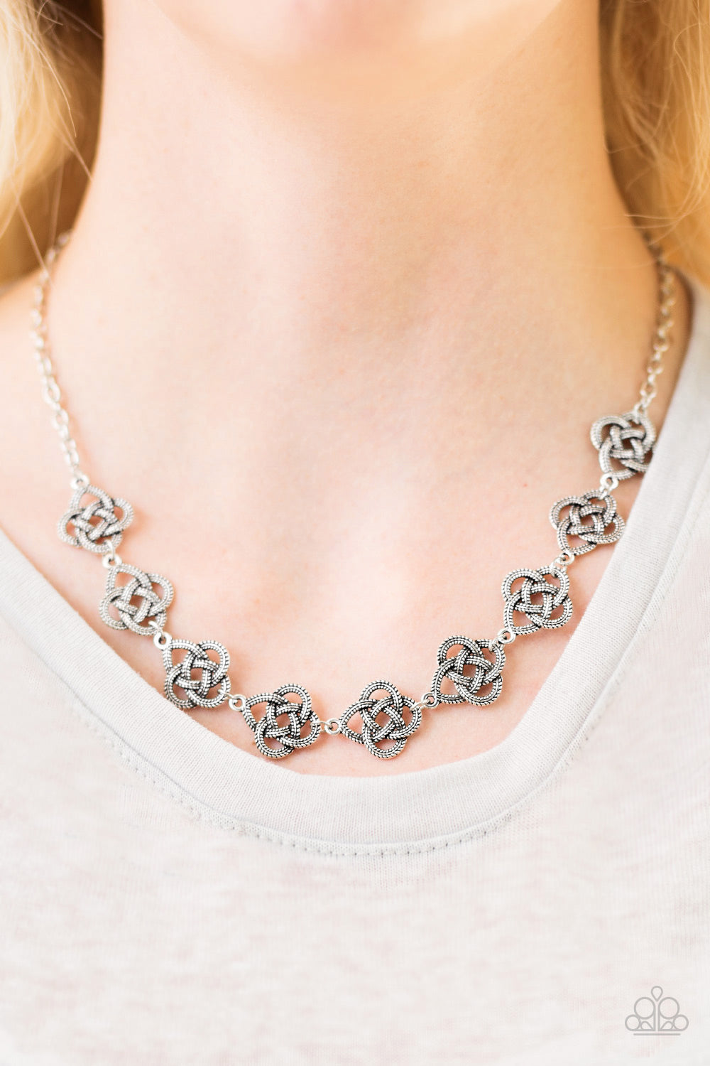 Paparazzi ♥ Cunning Cleopatra - Silver ♥  Necklace