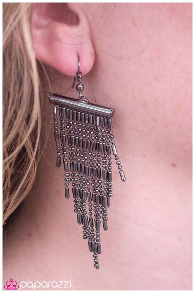 behind-the-beaded-curtain-p5tr-bkxx-002xx