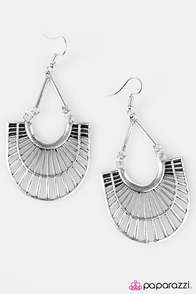 Paparazzi ♥ Harmonious Horizons - Silver ♥ Earrings