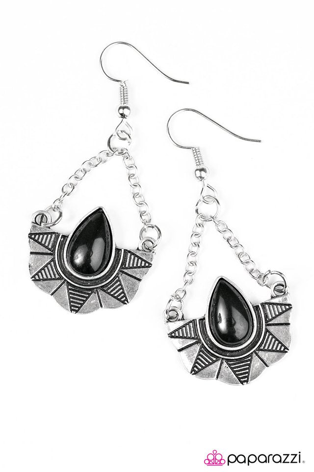 Paparazzi ♥ Savanna Cruise - Black ♥ Earrings
