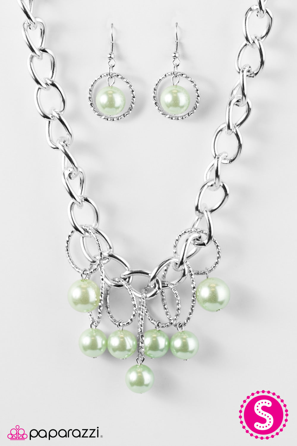 Paparazzi ♥ Classic Girl - Green ♥  Necklace