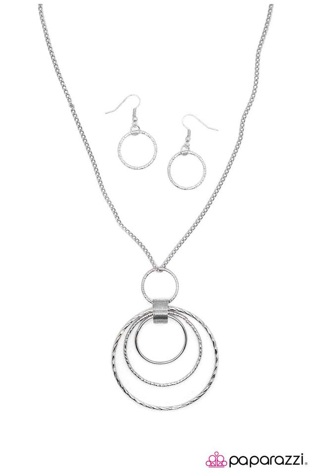 Paparazzi ♥ Hoop Dreams - Silver ♥ Necklace