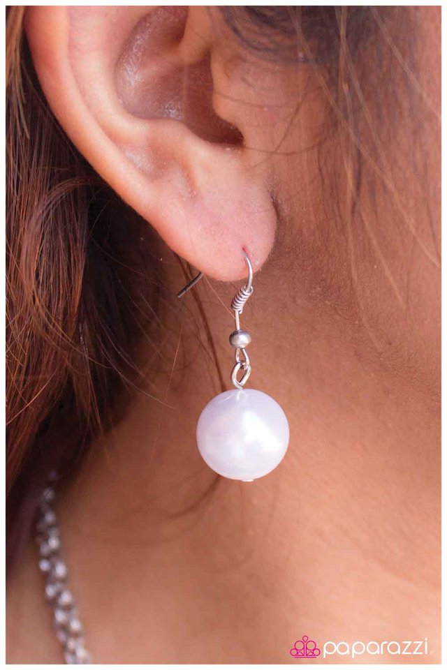 Paparazzi ♥ Calm and Connected - White ♥ Necklace