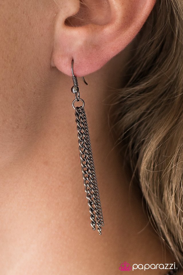 Paparazzi ♥ Rise Of Rome - Black ♥ Necklace