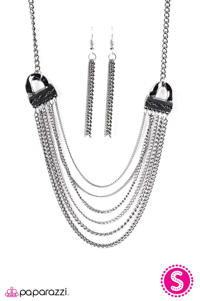 Paparazzi ♥ Rise Of Rome - Black ♥ Necklace