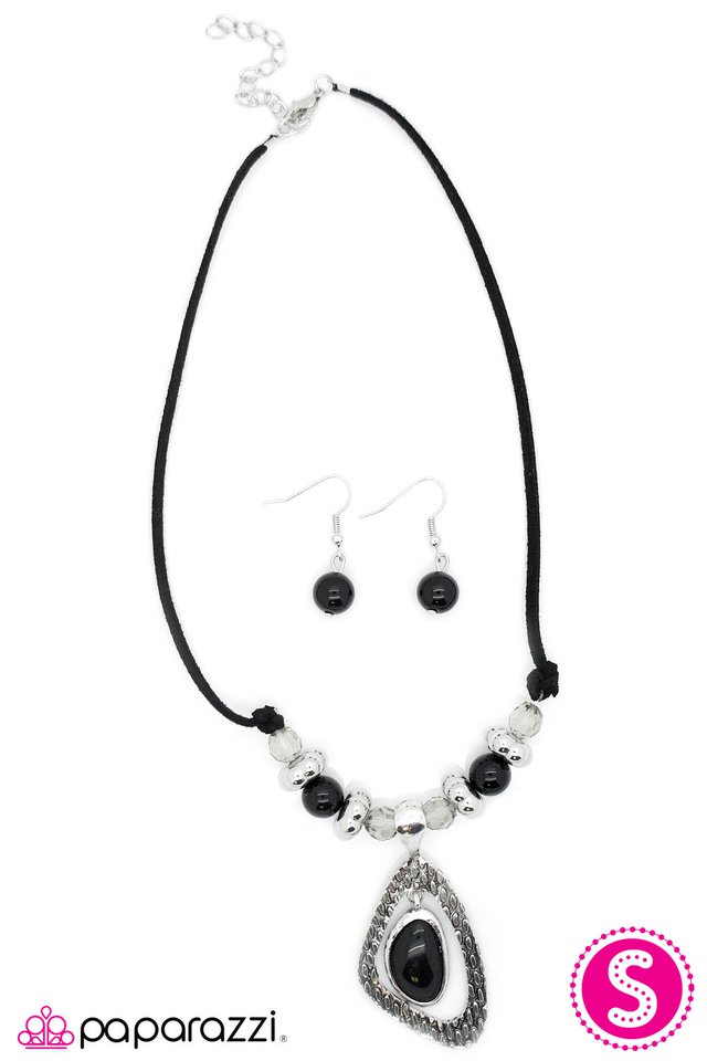Paparazzi ♥ Burning the Midnight Oil - Black ♥ Necklace