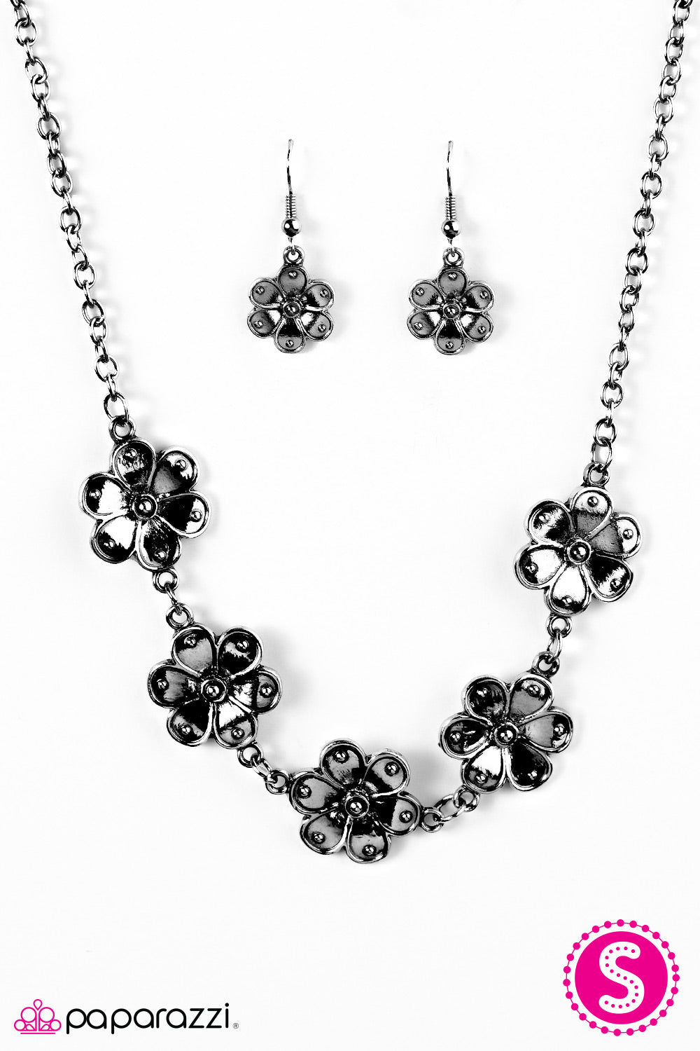 Paparazzi ♥ The Earth Laughs In Flowers - Black ♥  Necklace